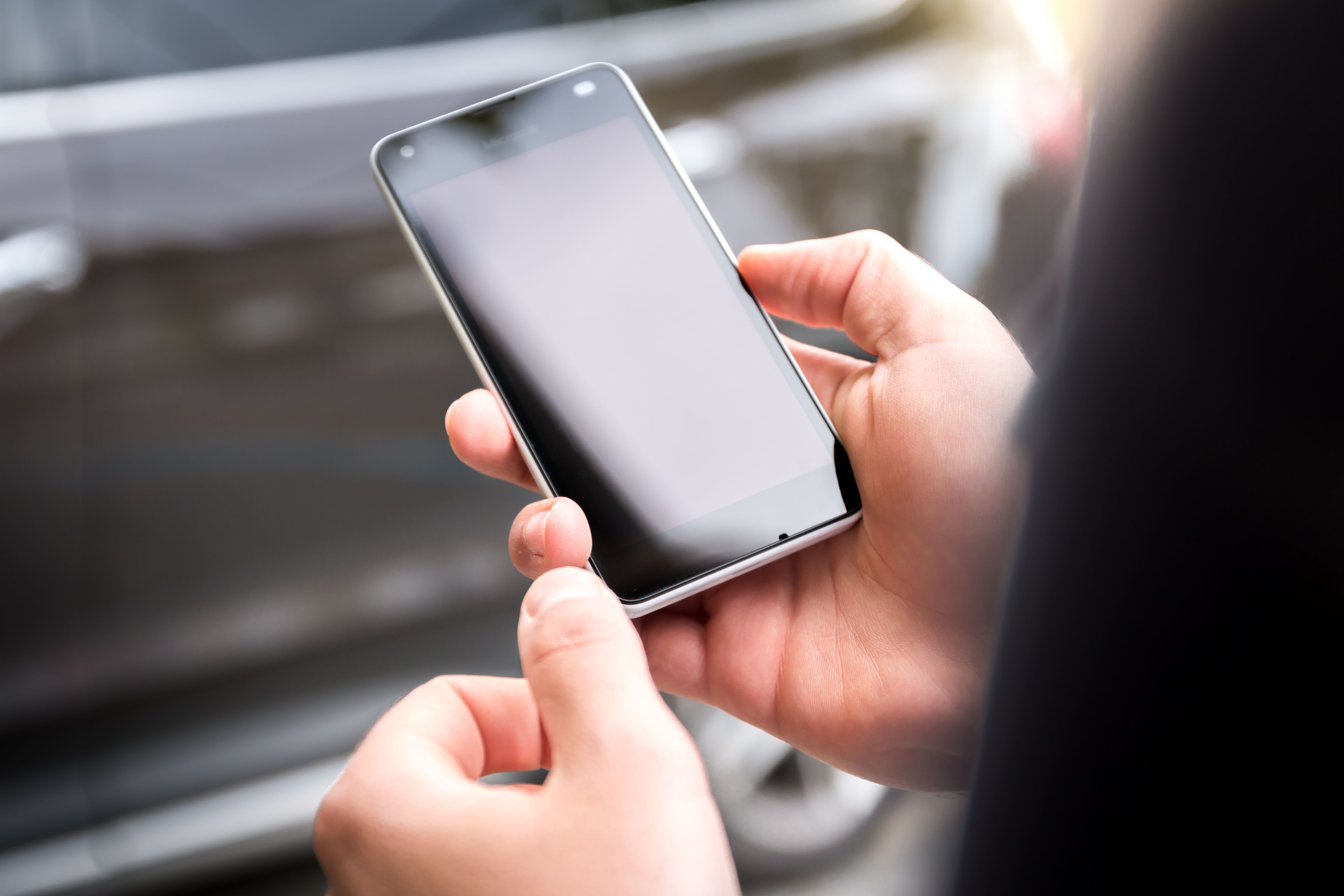 Une personne tient un smartphone dans ses mains