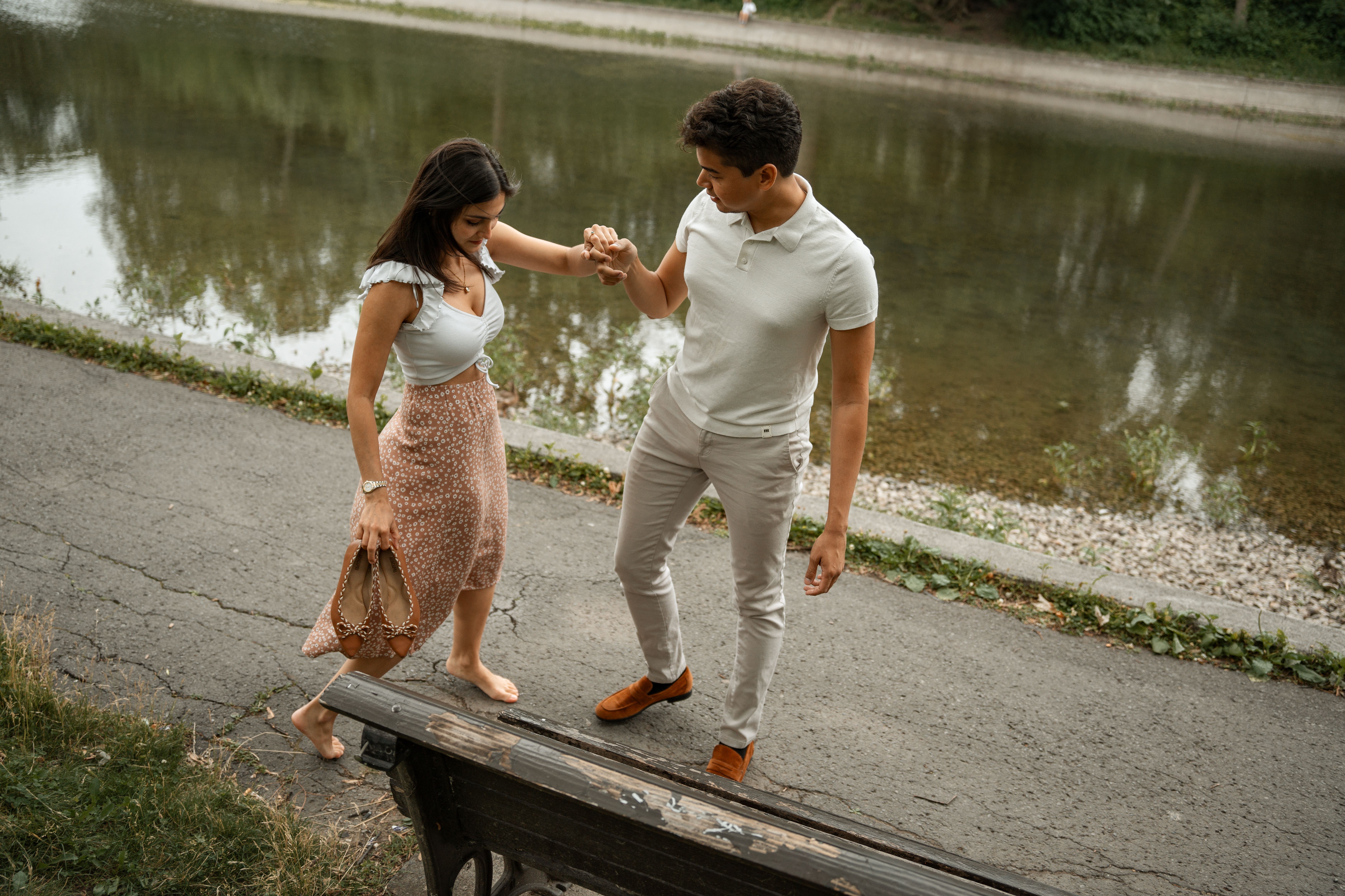 Un jeune couple se promène dans un parc