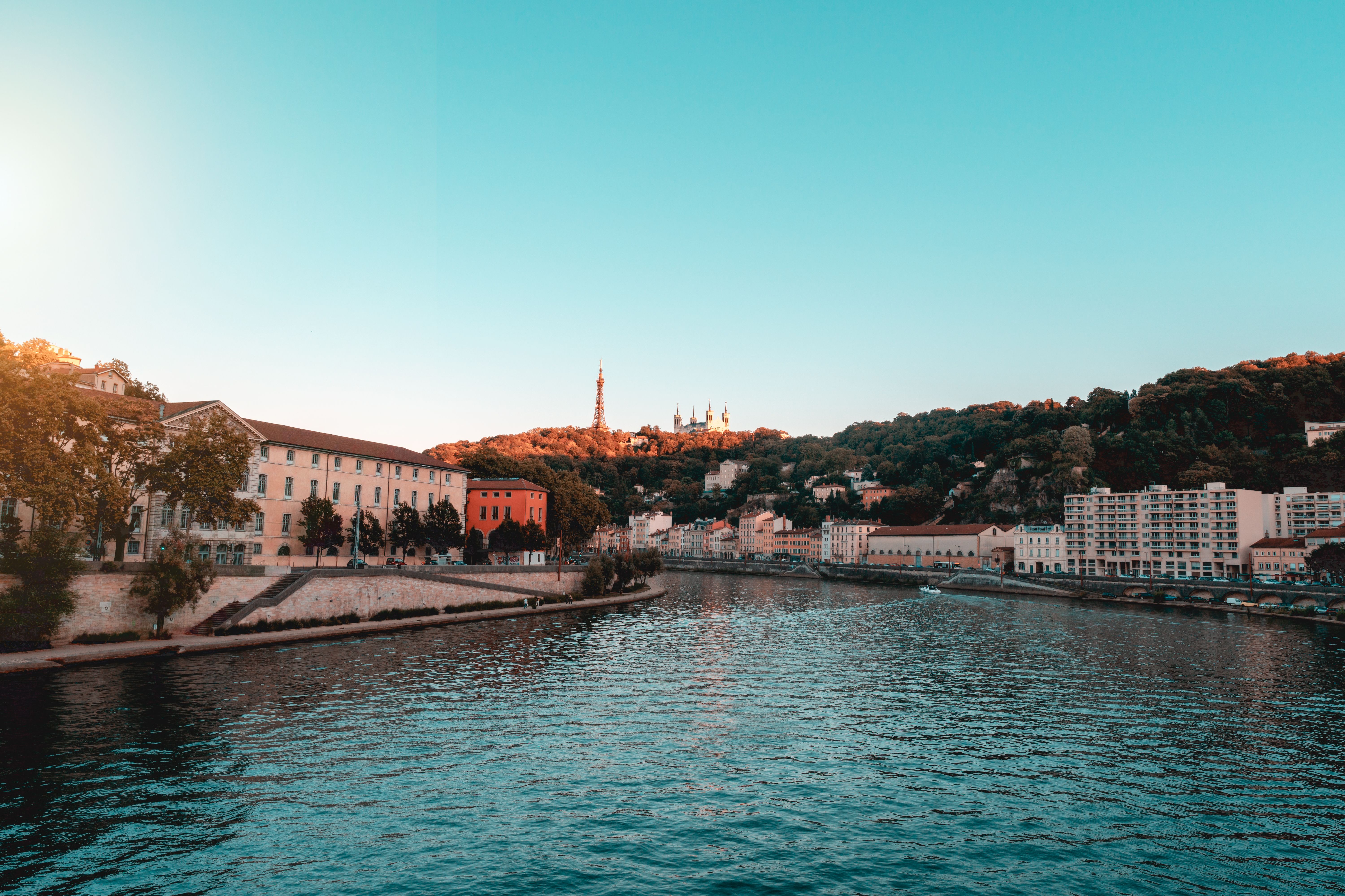 La rivière et la colline de Fourvière à Lyon