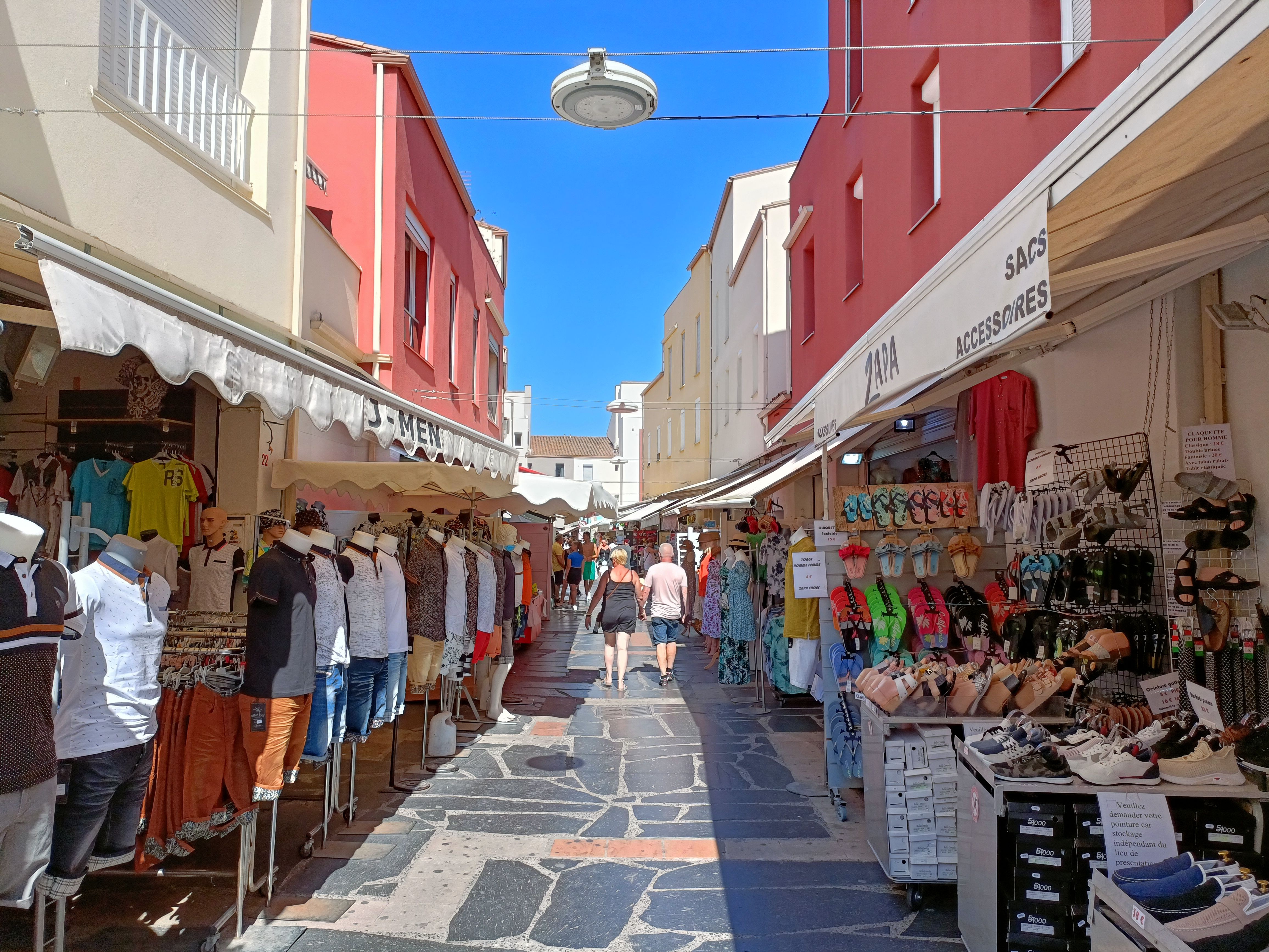 Une rue commerçante animée un jour d’été