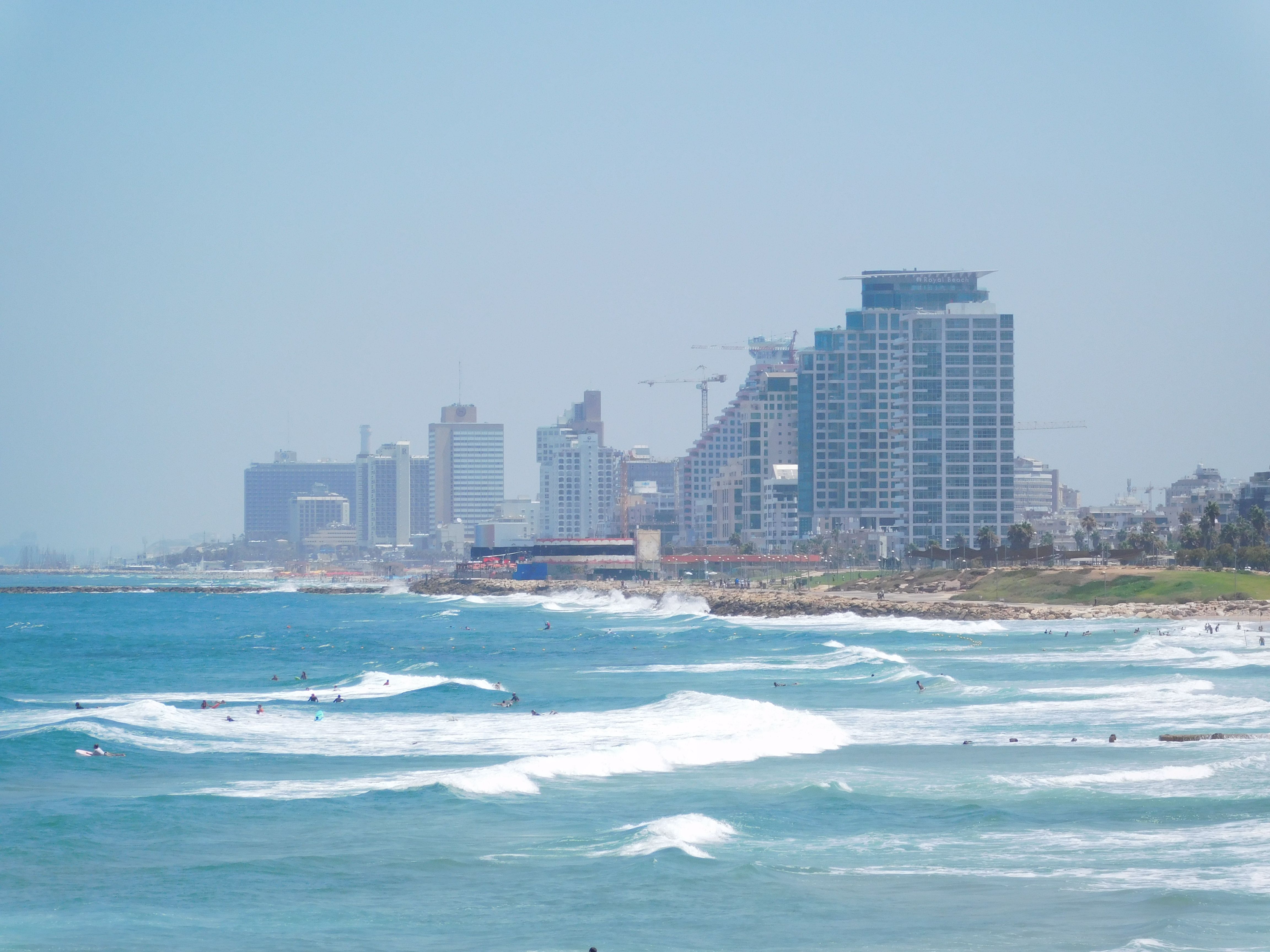 La plage et les immeubles du front de mer de Tel-Aviv