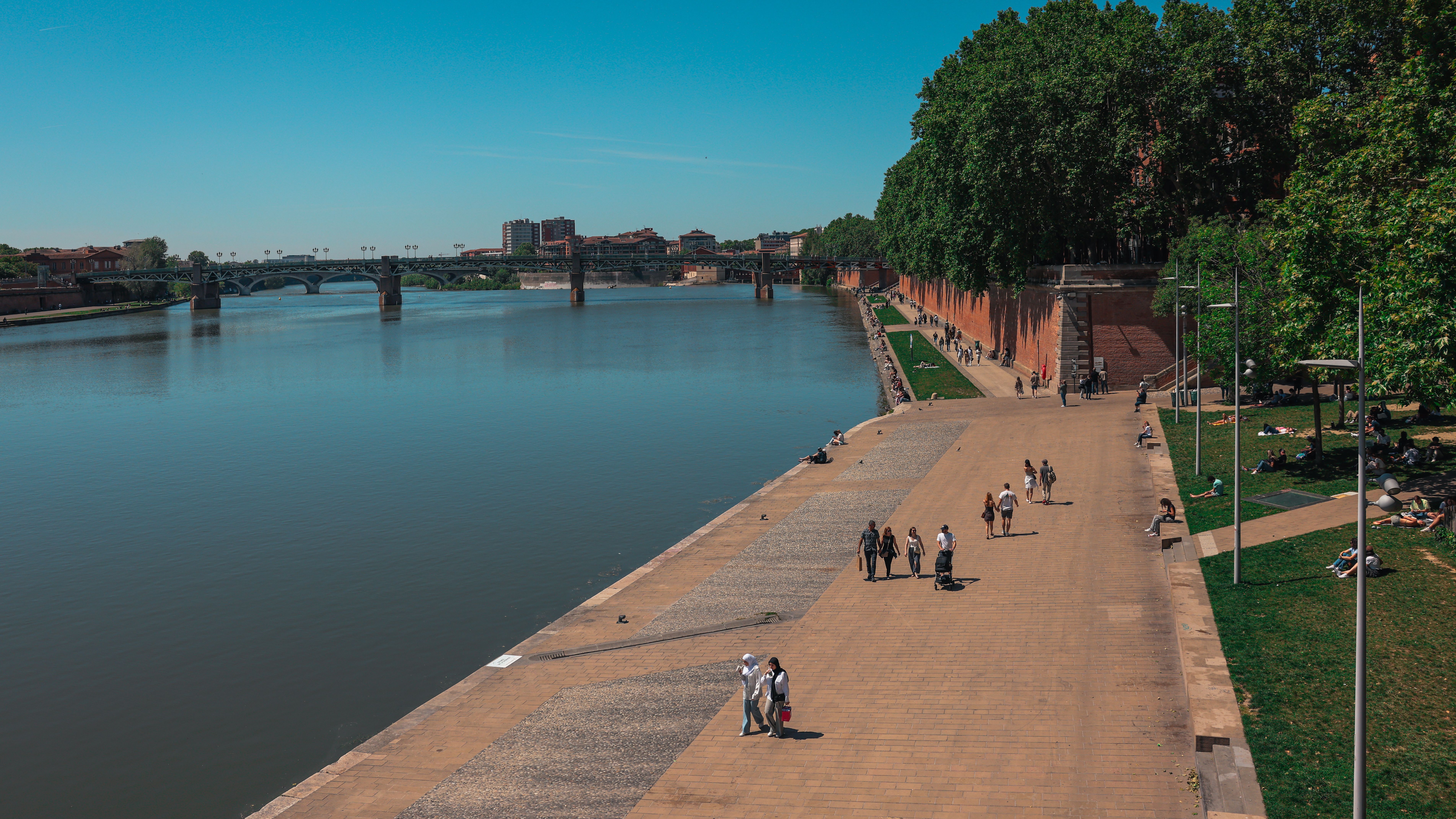 Des promeneurs sur les quais de la Garonne à Toulouse